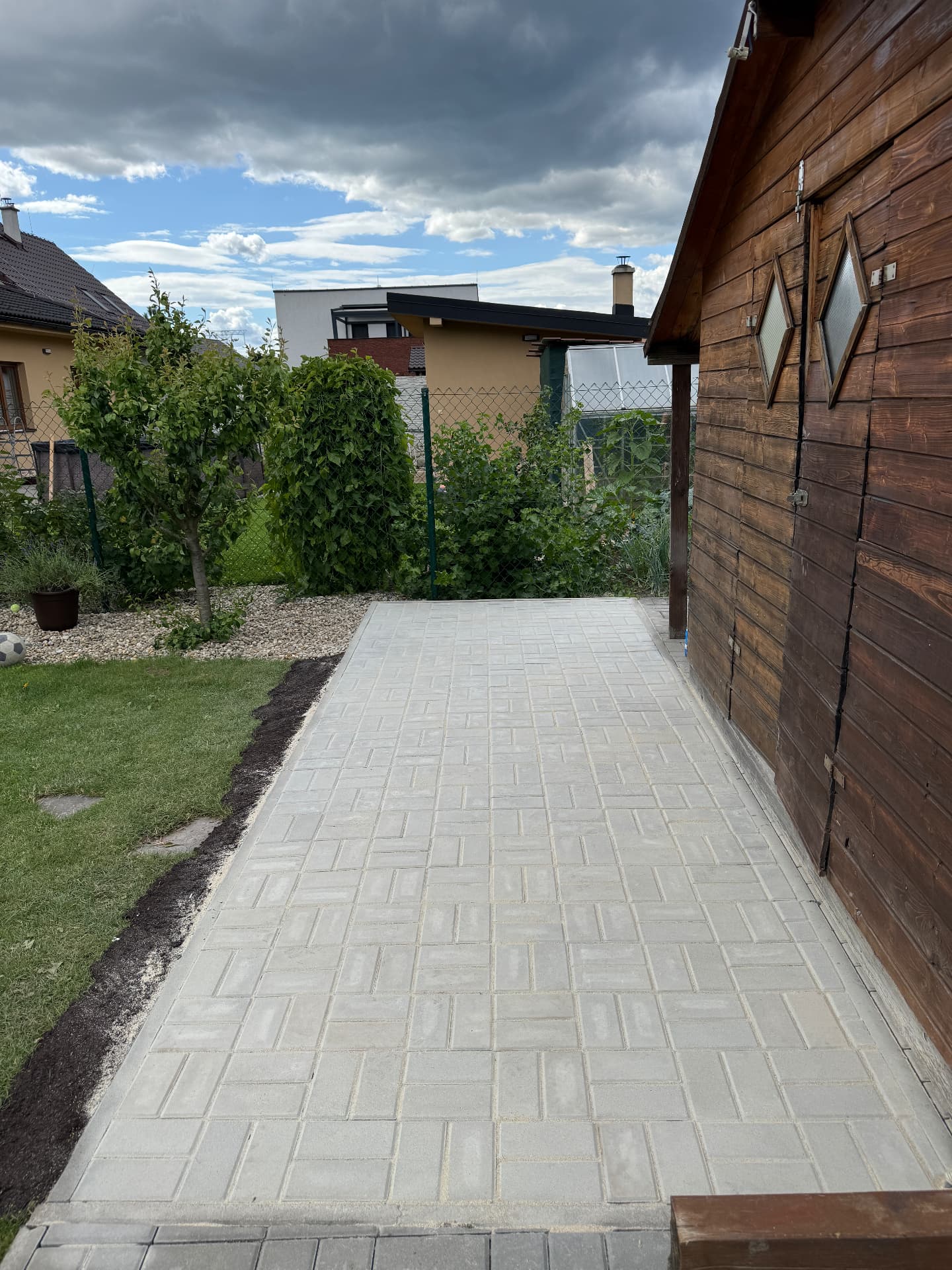 Zámková dlažba a spevnené plochy – po realizácii, SkyBuild Žilina
